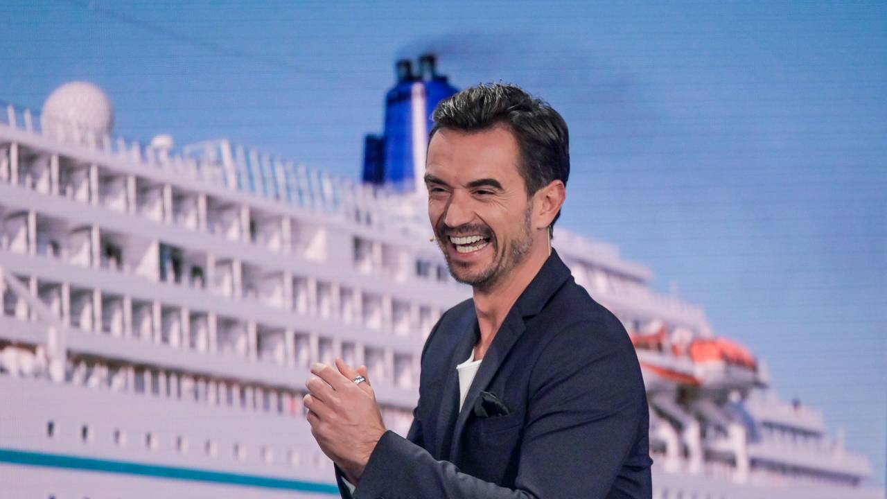 Der Moderator Florian Silbereisen steht bei der Aufzeichnung des großen Jahresrückblicks „Menschen 2019“ auf der Bühne. Im Hintergrund ist das Kreuzfahrtschiff Amadea zu sehen, welches seit 2015 als Kulisse der ZDF-Serie „Das Traumschiff“ dient.