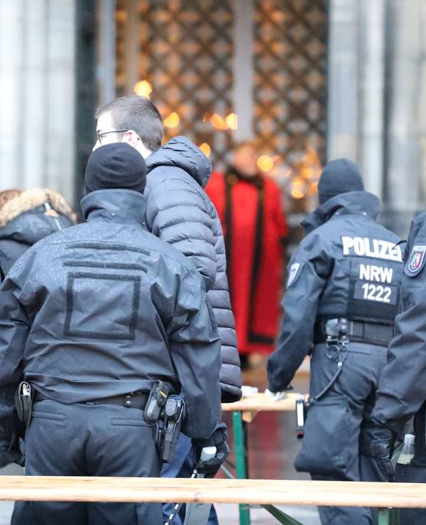 Einsatzkräfte der Polizei vor dem Kölner Dom.