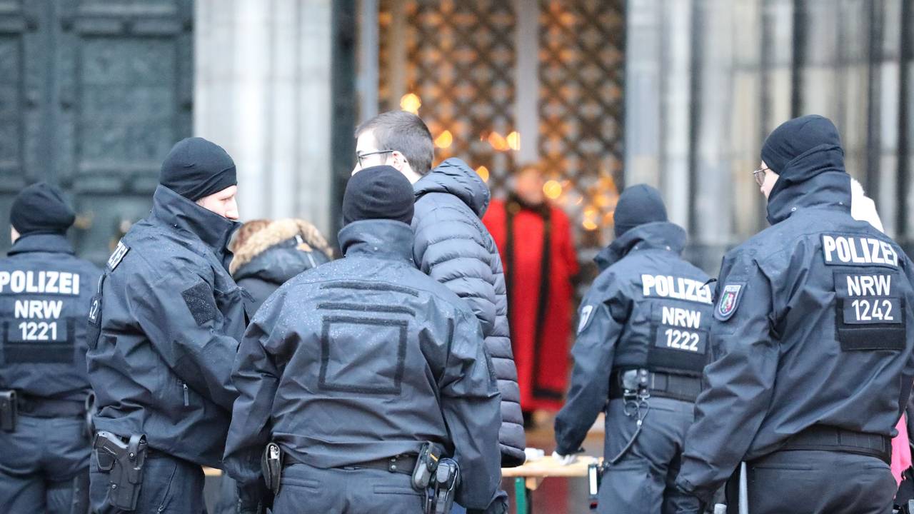 Einsatzkräfte der Polizei vor dem Kölner Dom.