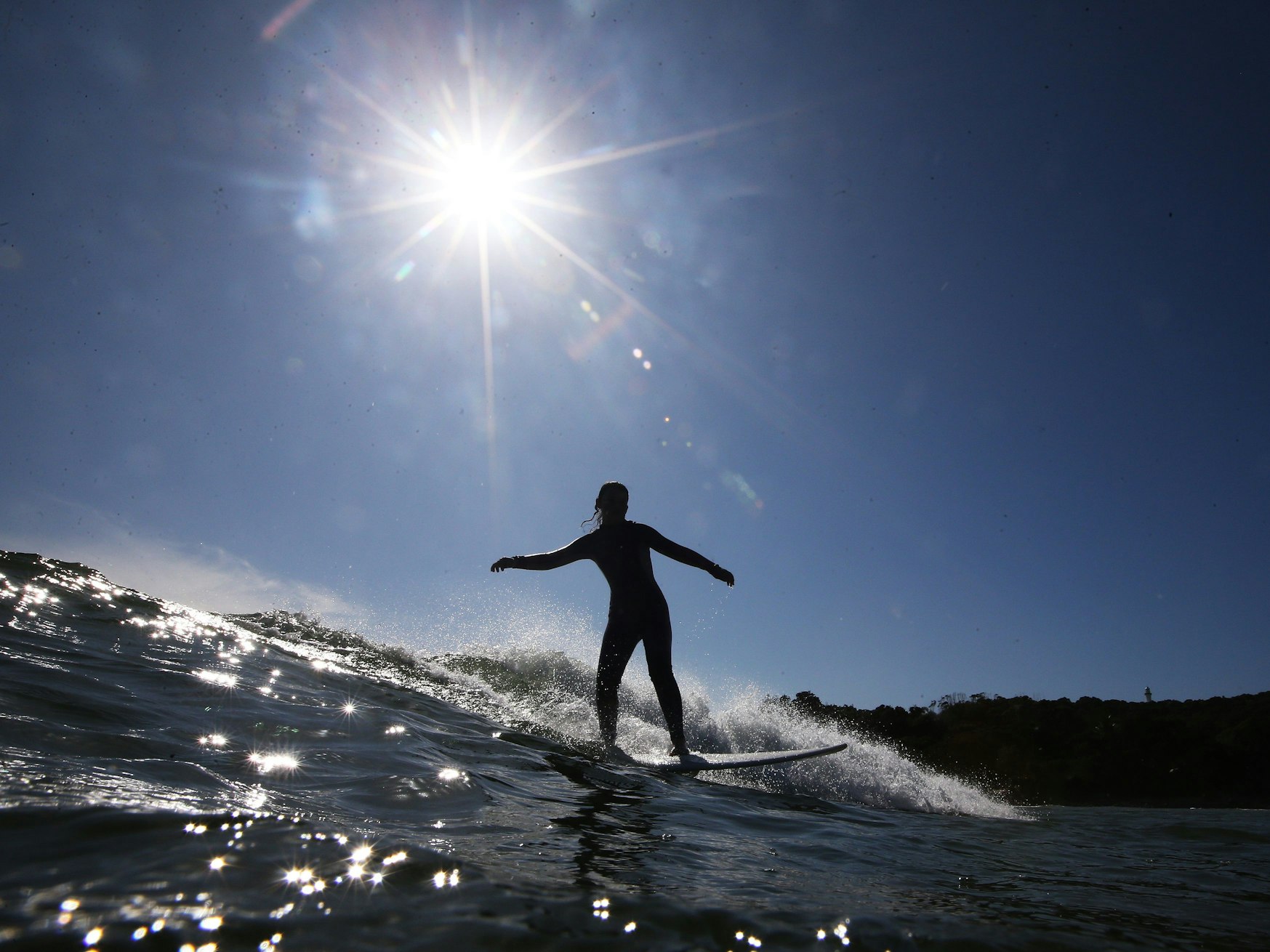 Ein Surfer reitet eine Welle.