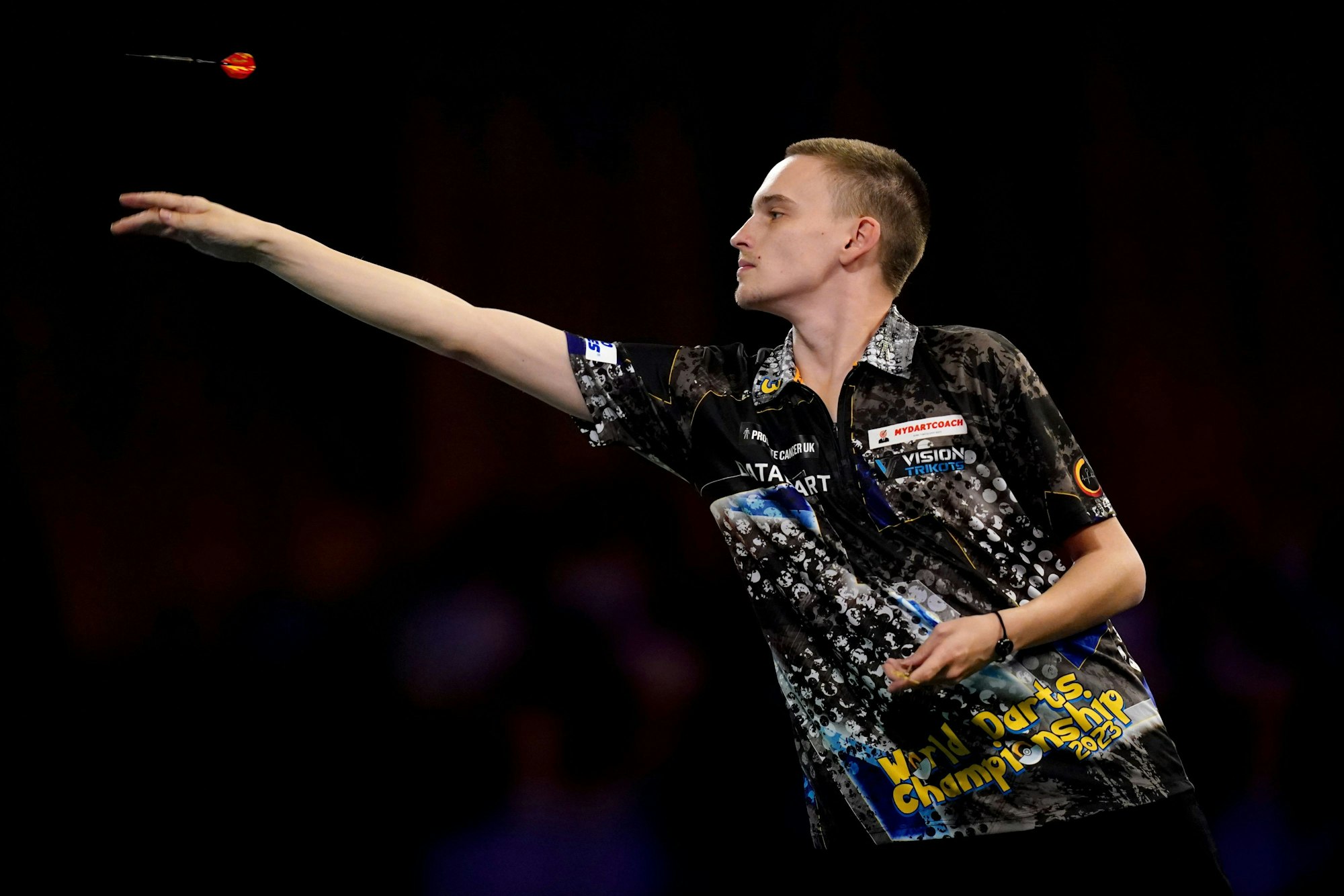 Ricardo Pietreczko wirft einen Pfeil.