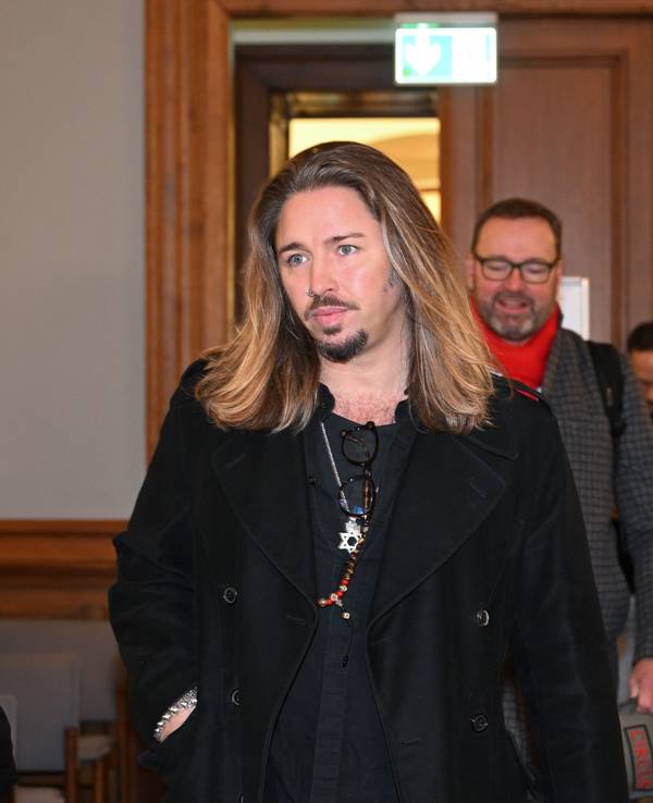 Gil Ofarim kommt in den Gerichtssaal.