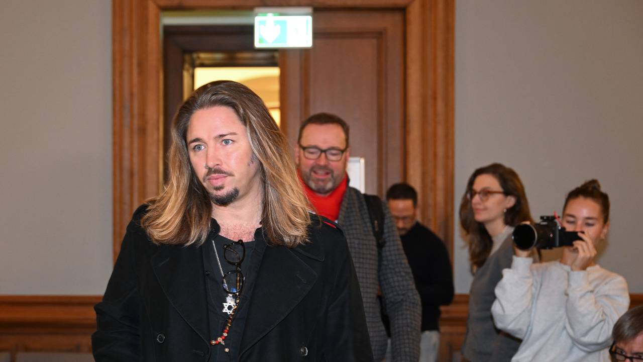 Gil Ofarim kommt in den Gerichtssaal.