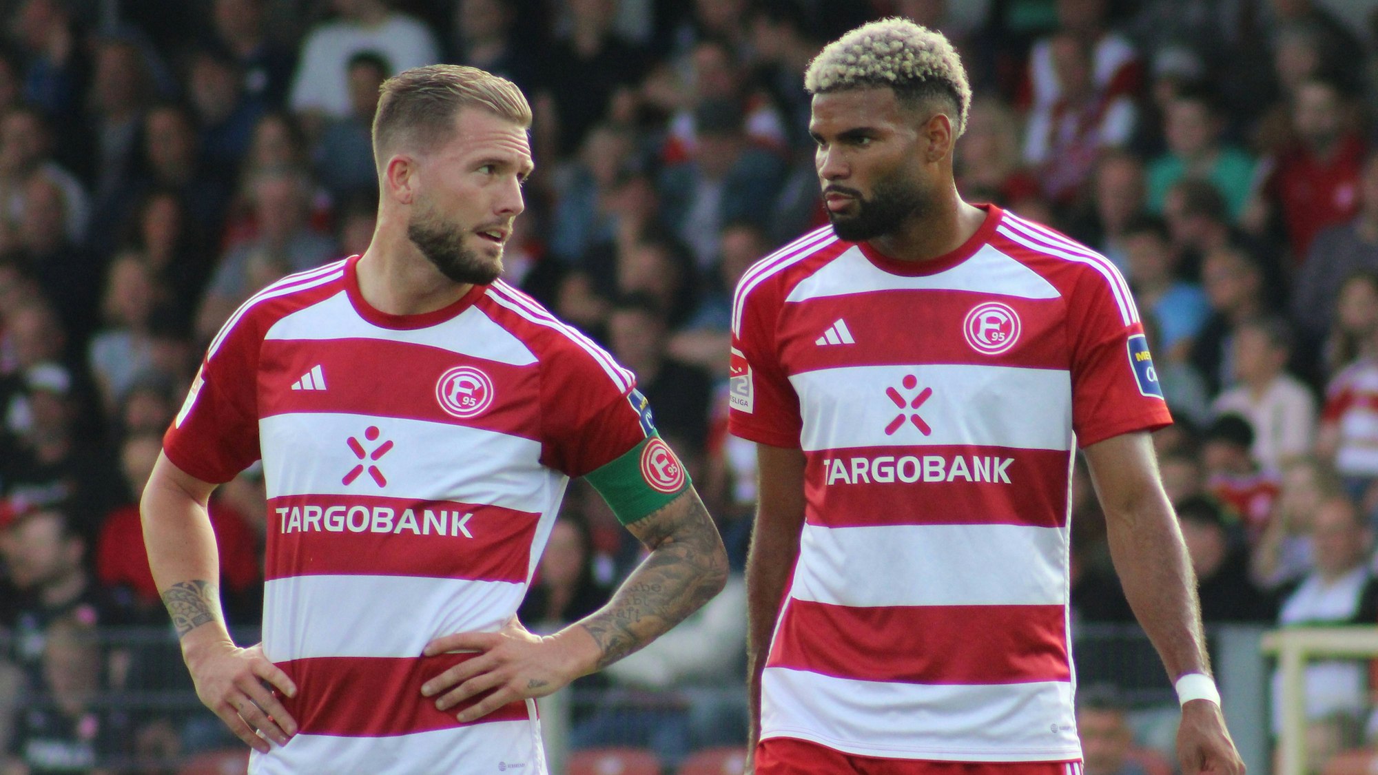 Die Düsseldorf-Profis Andre Hoffmann und Jamil Siebert stehen beim Testspiel gegen den VfL Bochum nebeneinander auf dem Platz.