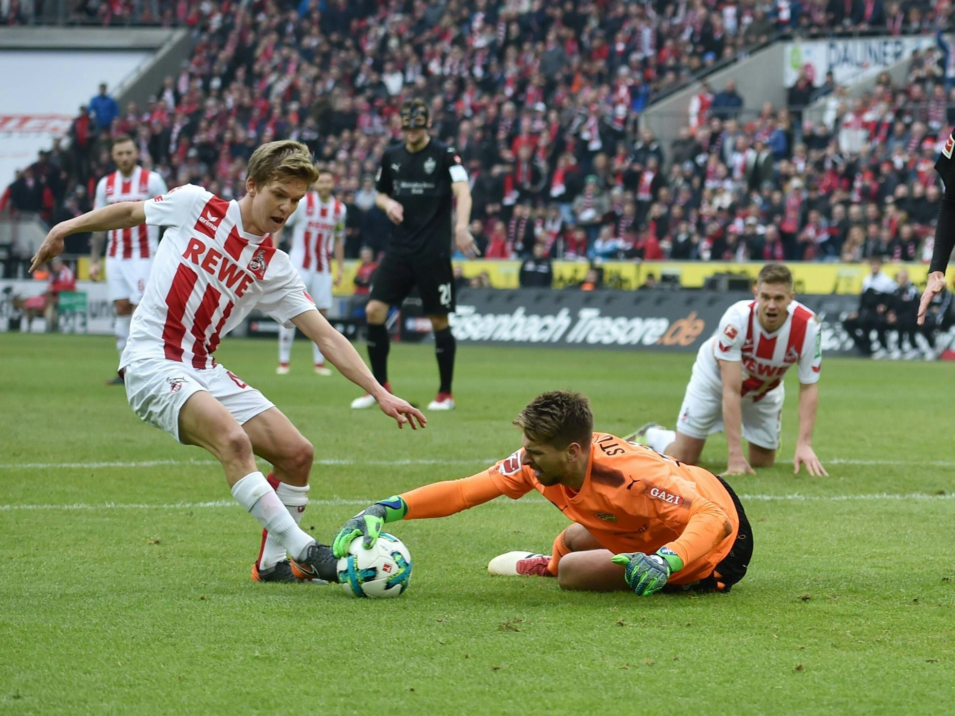 Vincent Koziello spitzelt den Ball aus der Hand von Ron-Robert Zieler.