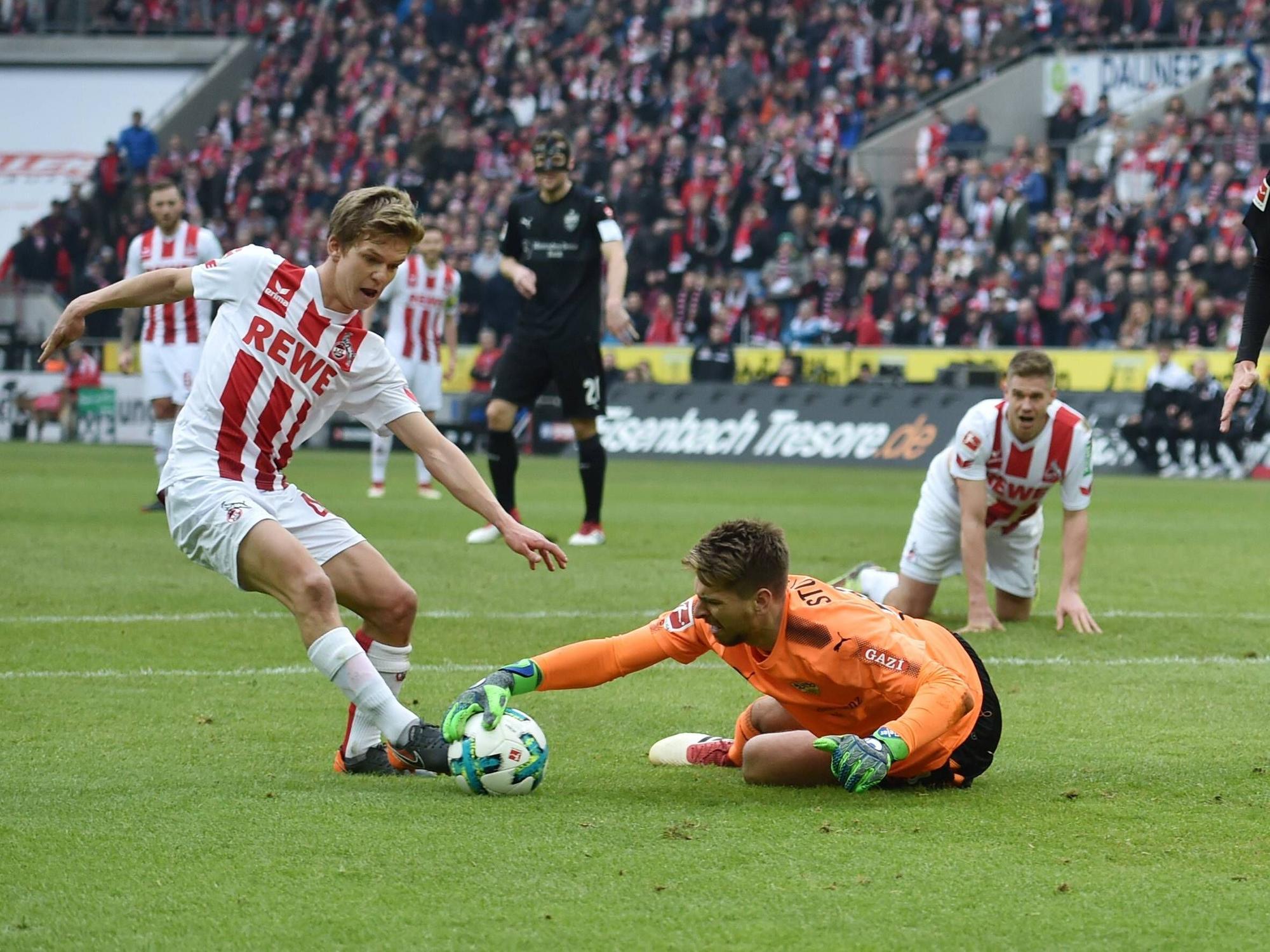 Vincent Koziello spitzelt den Ball aus der Hand von Ron-Robert Zieler.