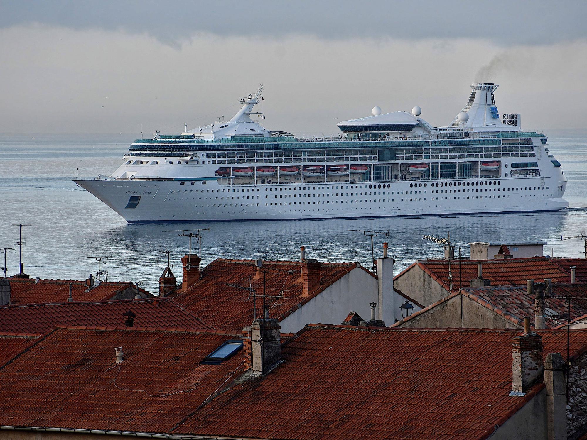 Das Schiff „Vision of the Seas“ kommt am French Mediterranean port von Marseille an, hier im Oktober 2022.