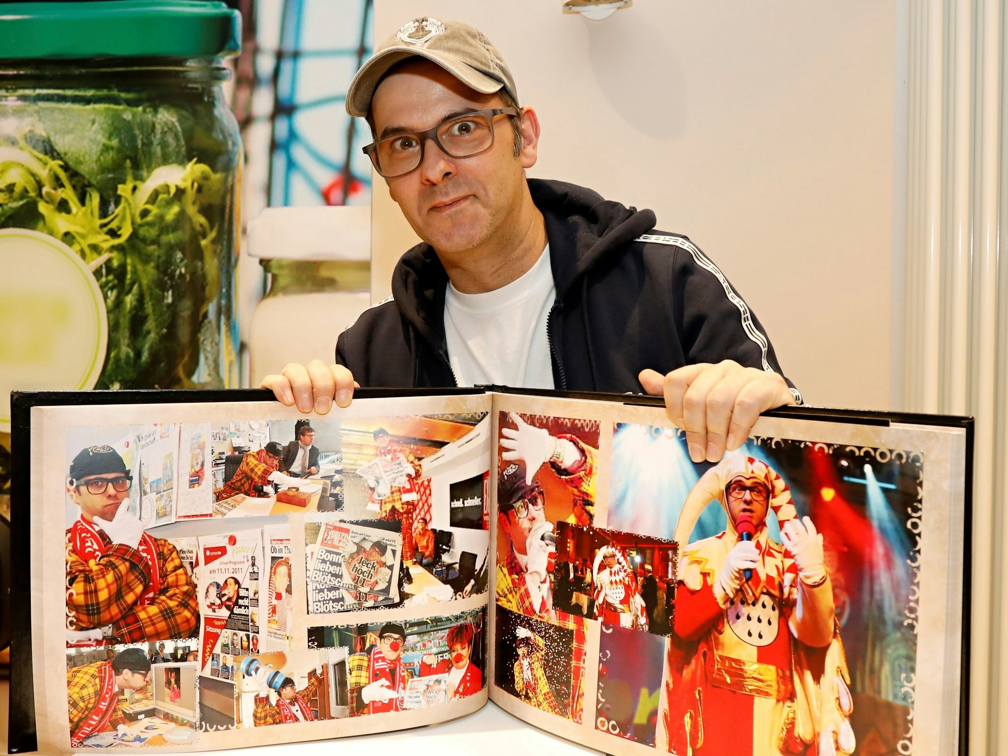 Marc Metzger mit seinem Fotobuch.