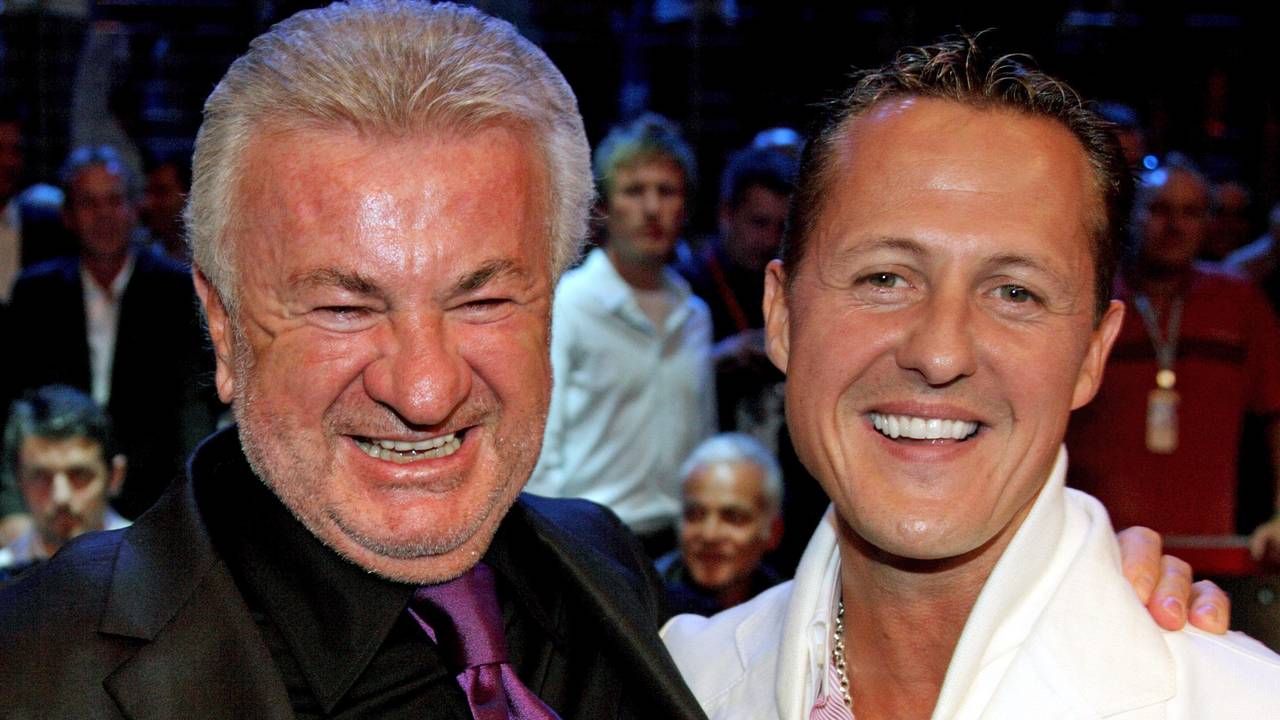 Der frühere Formel-1-Weltmeister Michael Schumacher (r.) und sein Manager Willi Weber posieren im Vorfeld des Weltmeisterschaftskampfes von Felix Sturm.