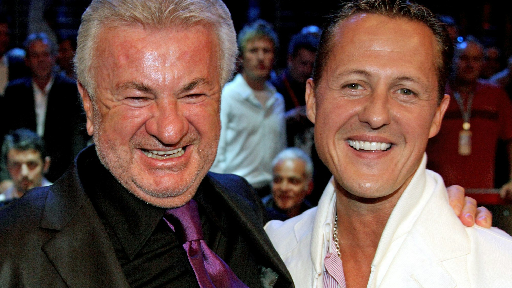 Der frühere Formel-1-Weltmeister Michael Schumacher (r.) und sein Manager Willi Weber posieren im Vorfeld des Weltmeisterschaftskampfes von Felix Sturm.