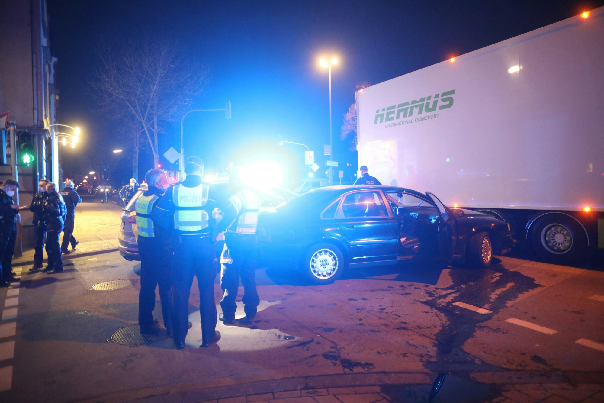 Polizisten stehen an einem Unfallort in Köln.