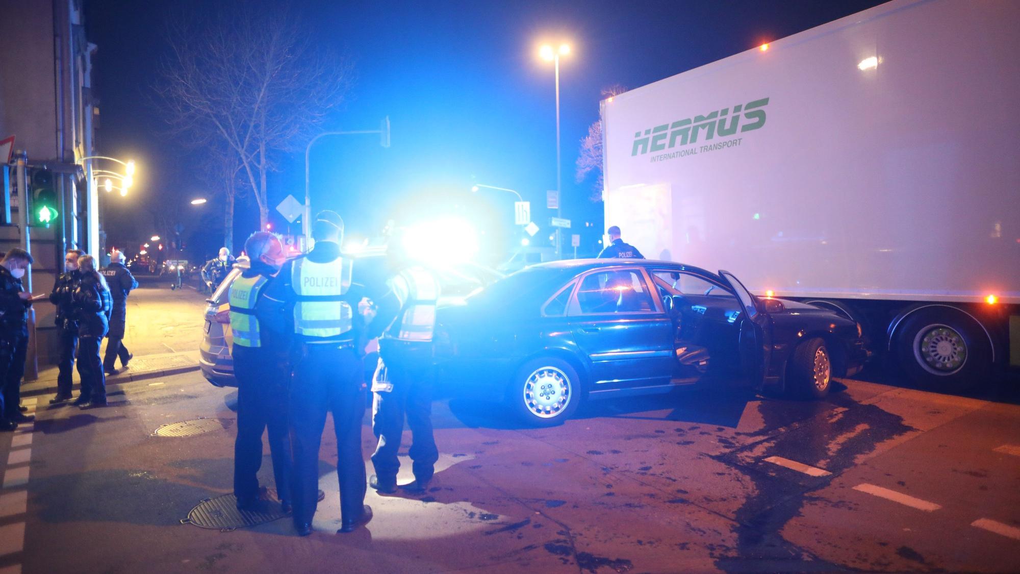 Polizisten stehen an einem Unfallort in Köln.