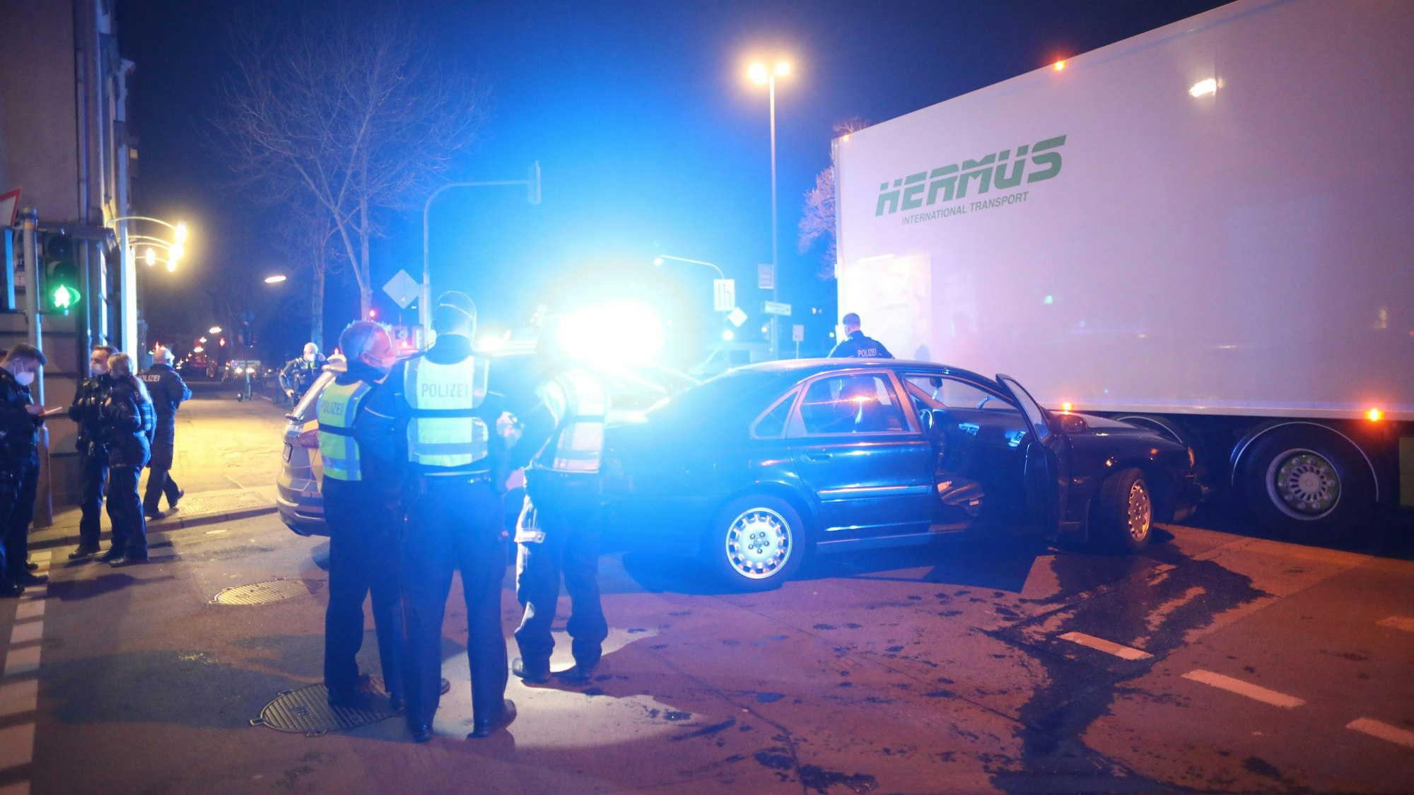 Polizisten stehen an einem Unfallort in Köln.