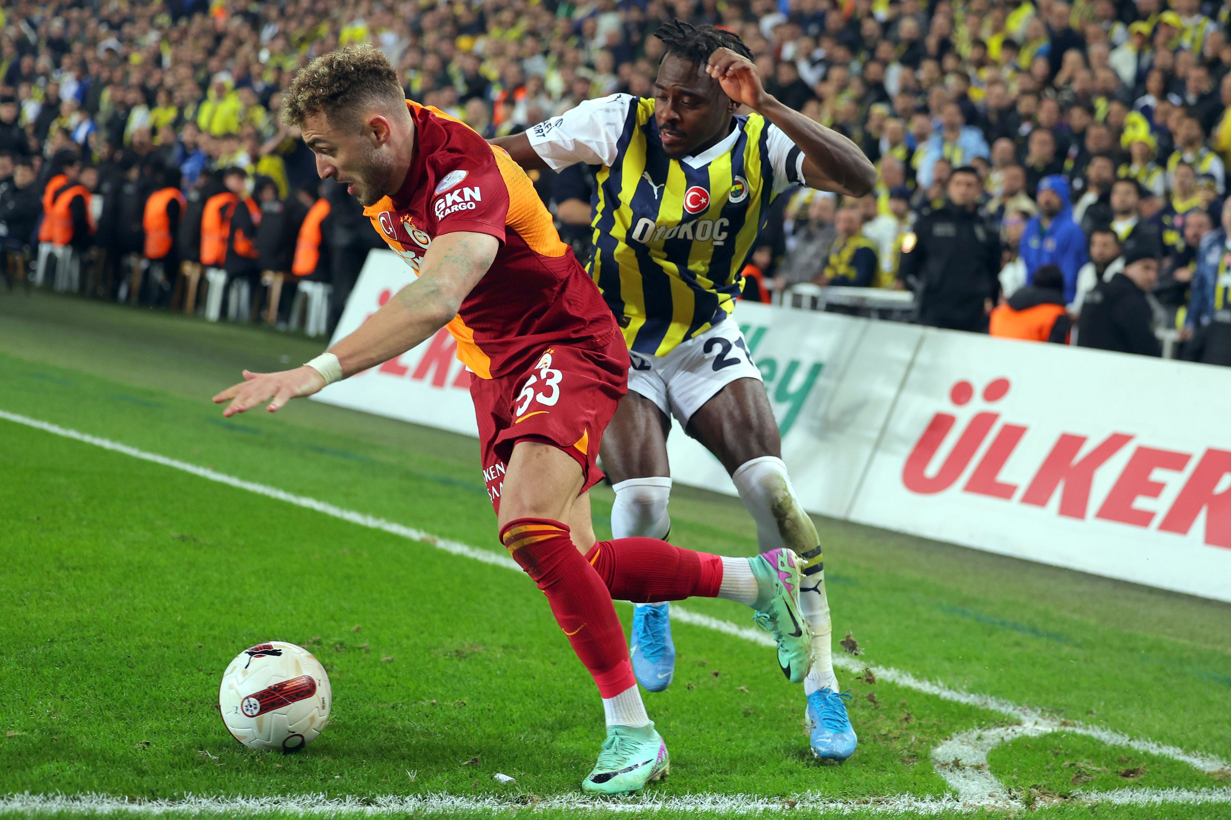 Baris Yilmaz und Bright Osayi-Samuel (r.) im Zweikampf.