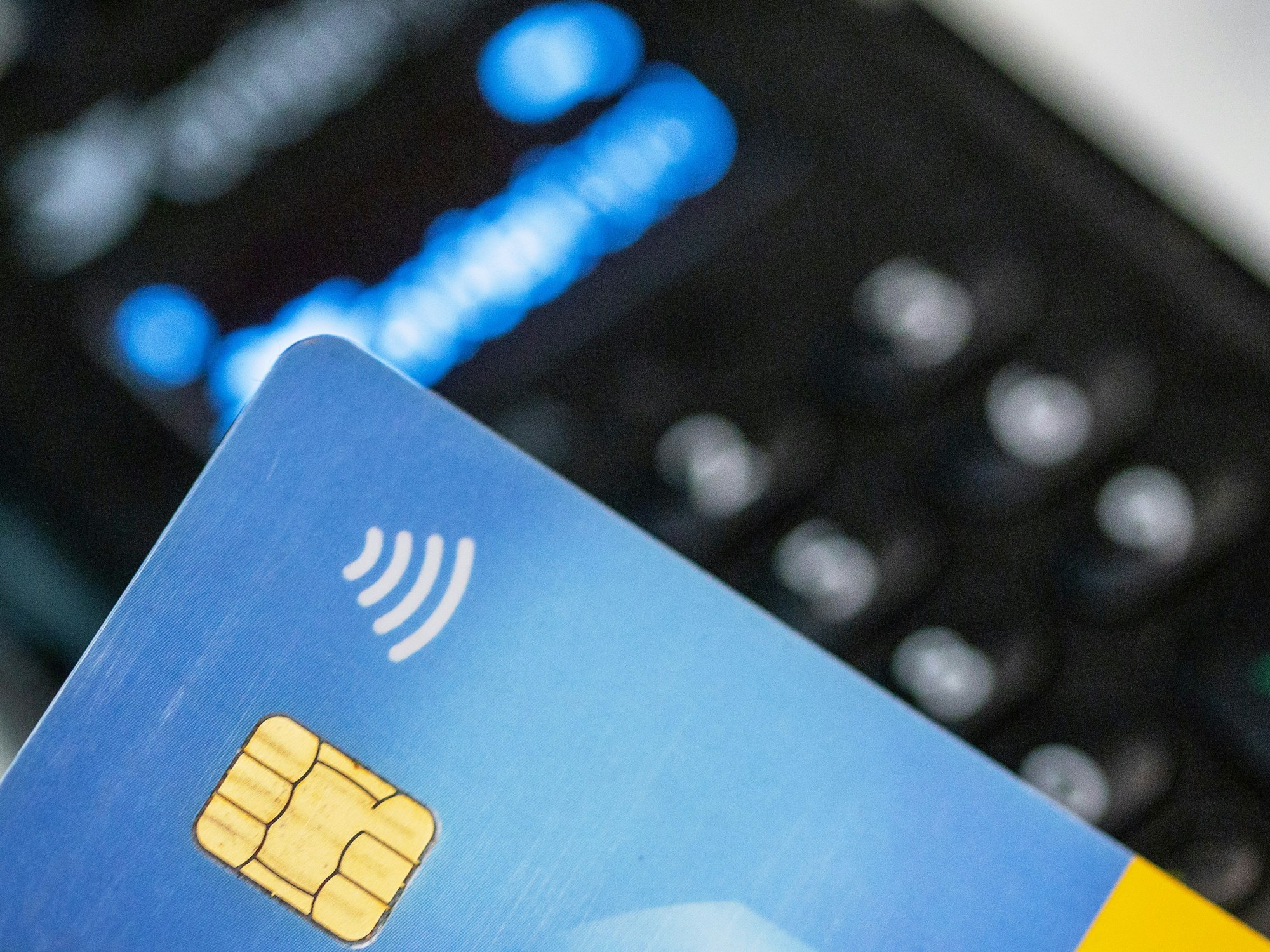 Eine Person hält ihre Girokarte über ein EC-Lesegerät zwecks kontaktlosem Bezahlen, hier im Juni 2023 in Berlin.