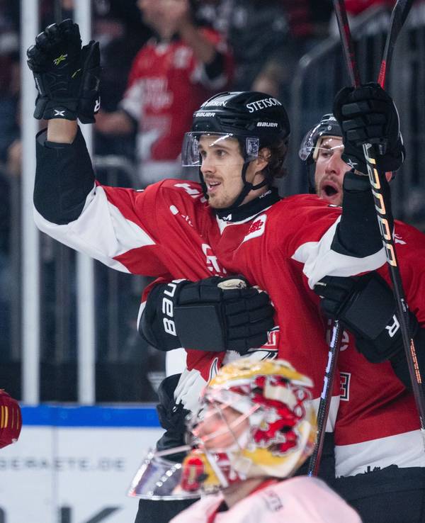 Kölns Torschütze Louis-Marc Aubry (M.) und Brady Austin (r.) jubeln nach dem Treffer zum 2:1.