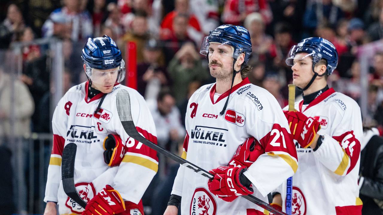 Düsseldorfs Philip Gogulla (l-r), Brendan O'Donnell und Josef Eham stehen nach der Partie zusammen und sind enttäuscht.