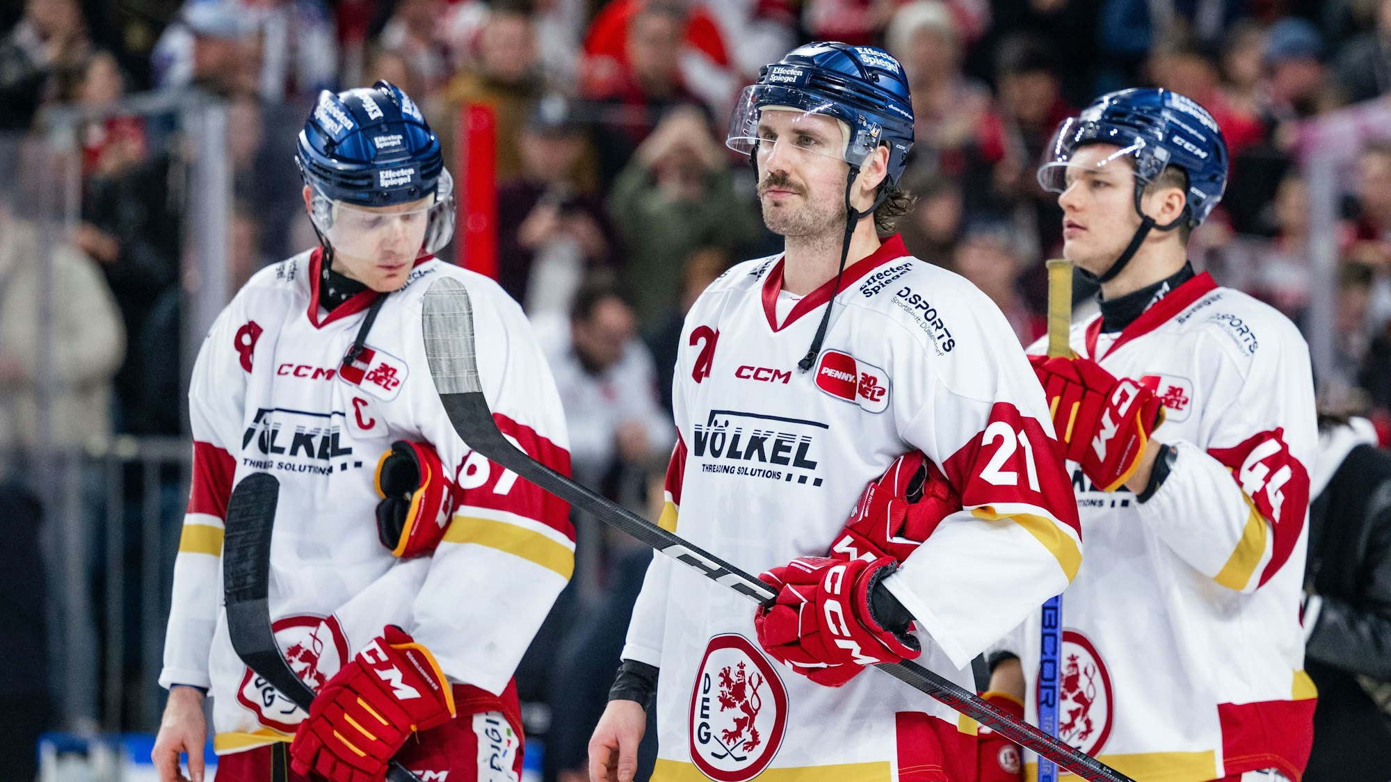 Düsseldorfs Philip Gogulla (l-r), Brendan O'Donnell und Josef Eham stehen nach der Partie zusammen und sind enttäuscht.