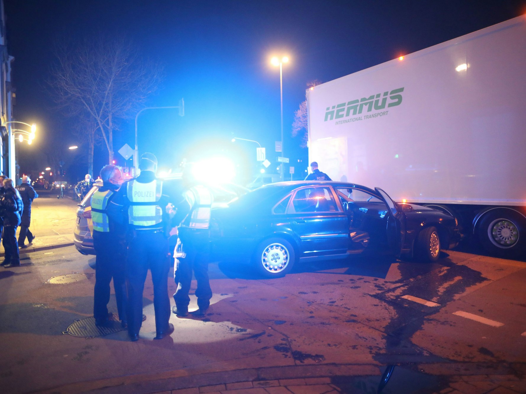 Eine wilde Verfolgungsjagd mit der Polizei in Schleiden quer durch die Eifel über die Autobahnen und Bundesstraßen endet nach 80 Kilometern mit einem Unfall an der Altenburger Straße Ecke Schönhäuser Straße in der Kölner Südstadt.