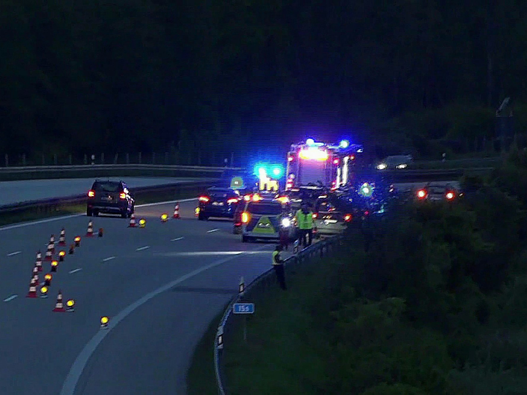 Polizisten sichern den Tatort ab. Nach einem Tötungsdelikt auf der Autobahn 9 bei Brück in Brandenburg im Mai wird ein Mord-Prozess gegen zwei Angeklagte eröffnet.