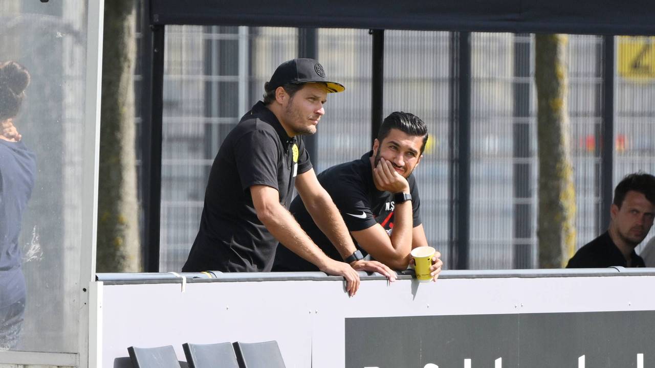 BVB-Trainer Edin Terzic und Antalyaspor-Coach Nuri Sahin unterhalten sich am Spielfeldrand.