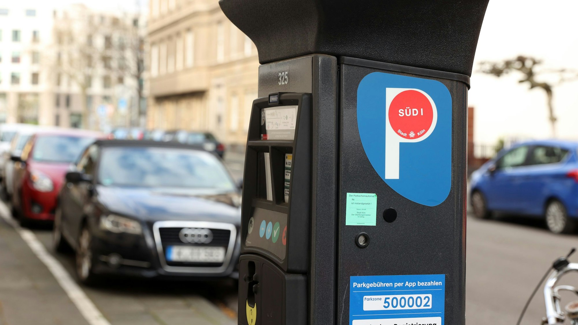 Ein Parkscheinautomat an einem Straßenrand.