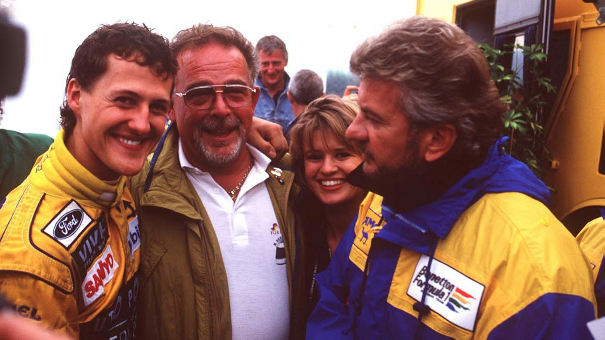 Michael Schumacher mit Förderer Jürgen Dilk, Corinna und Willi Weber posieren Arm in Arm für ein Foto.