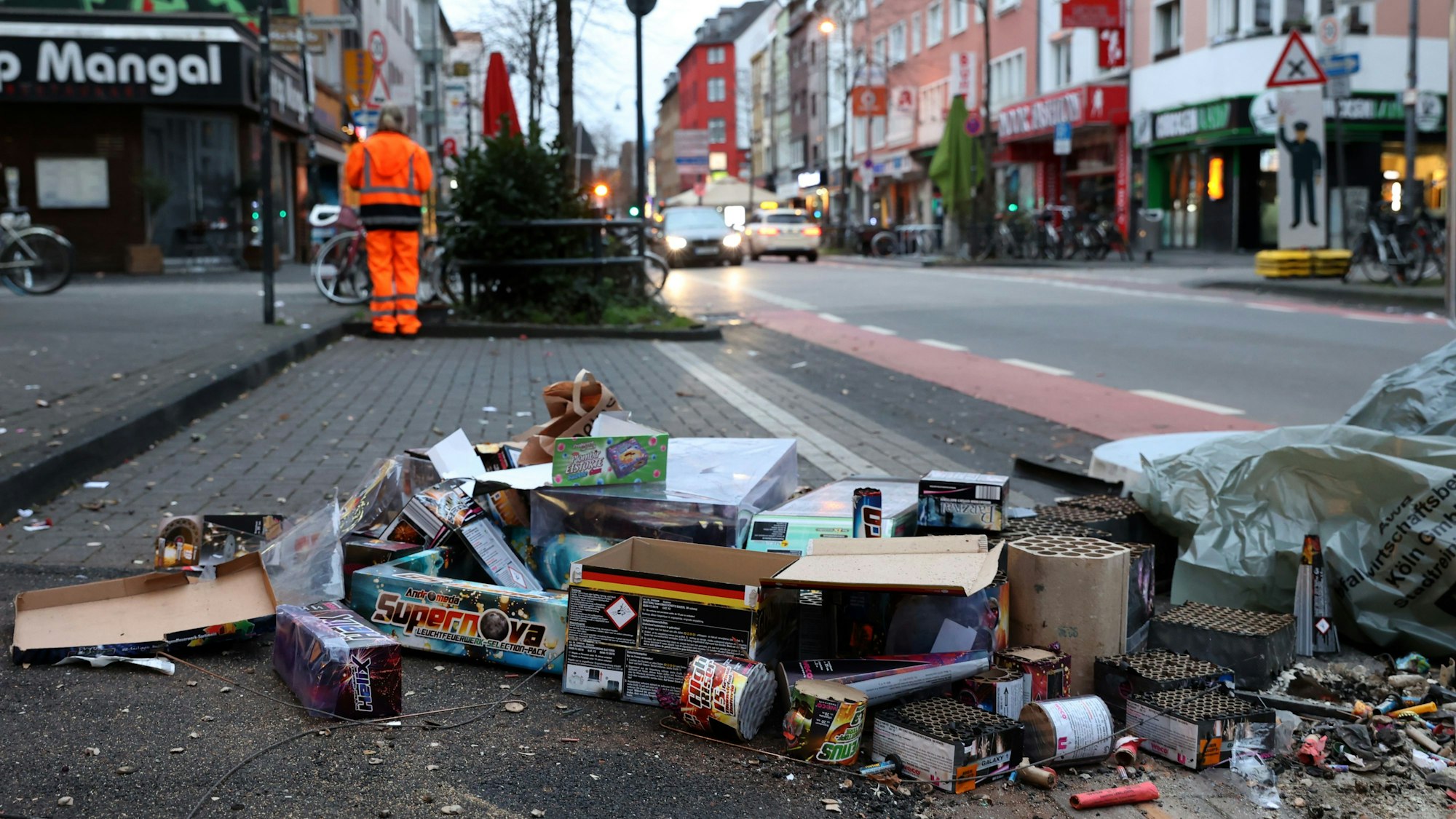 Die Stadt Köln am 1. Januar 2023 nach dem Silvesterfeuerwerk.