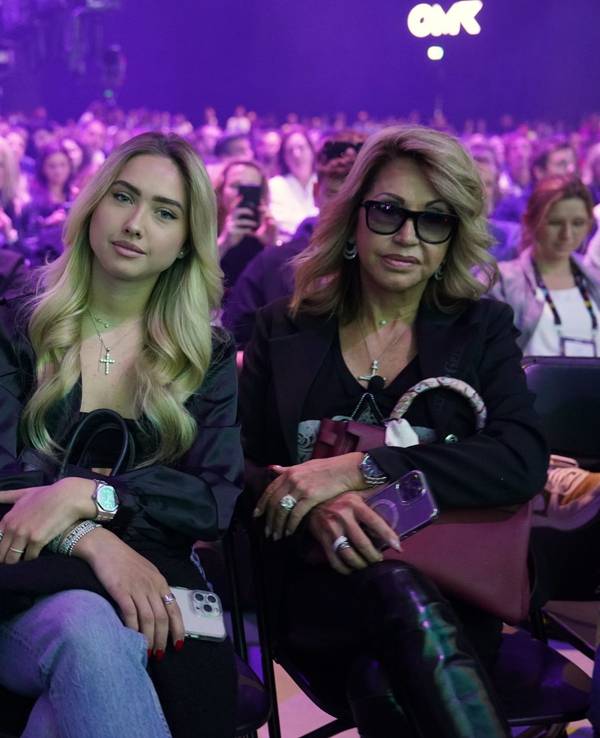 Davina (l-r) und Shania Geiss sitzen neben ihrer Mutter Carmen Geiss während des Auftritts von Robert Geiss auf der Bühne der Digital-Messe OMR in den Hamburger Messehallen.