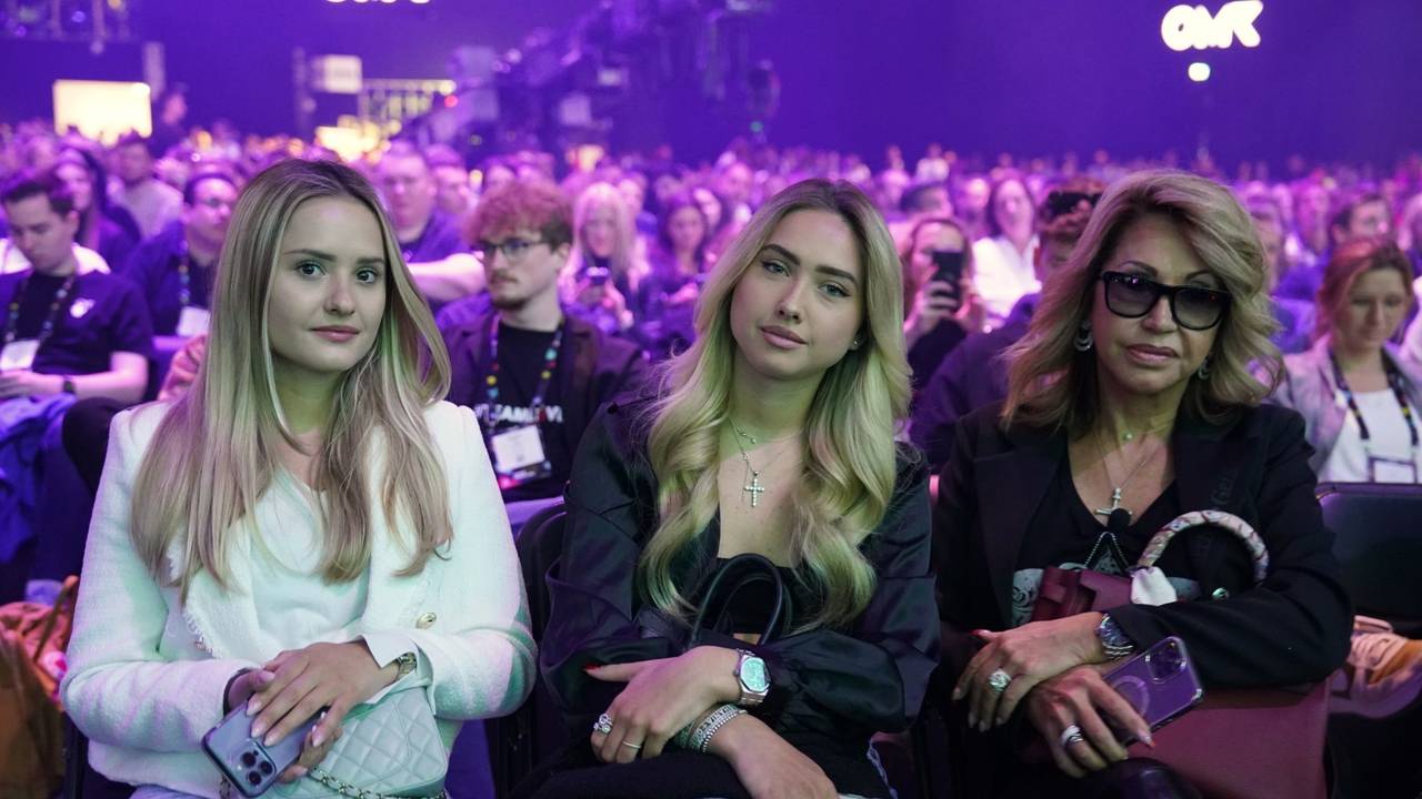 Davina (l-r) und Shania Geiss sitzen neben ihrer Mutter Carmen Geiss während des Auftritts von Robert Geiss auf der Bühne der Digital-Messe OMR in den Hamburger Messehallen.