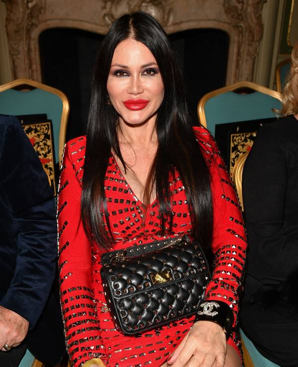 Djamila Rowe sitzt als Gast in der Couture-Show „Unadjusted Royal“ von Modedesigner Harald Glööckler im Berliner Ermelerhaus.