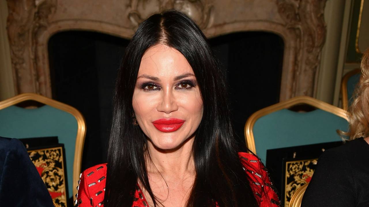 Djamila Rowe sitzt als Gast in der Couture-Show „Unadjusted Royal“ von Modedesigner Harald Glööckler im Berliner Ermelerhaus.