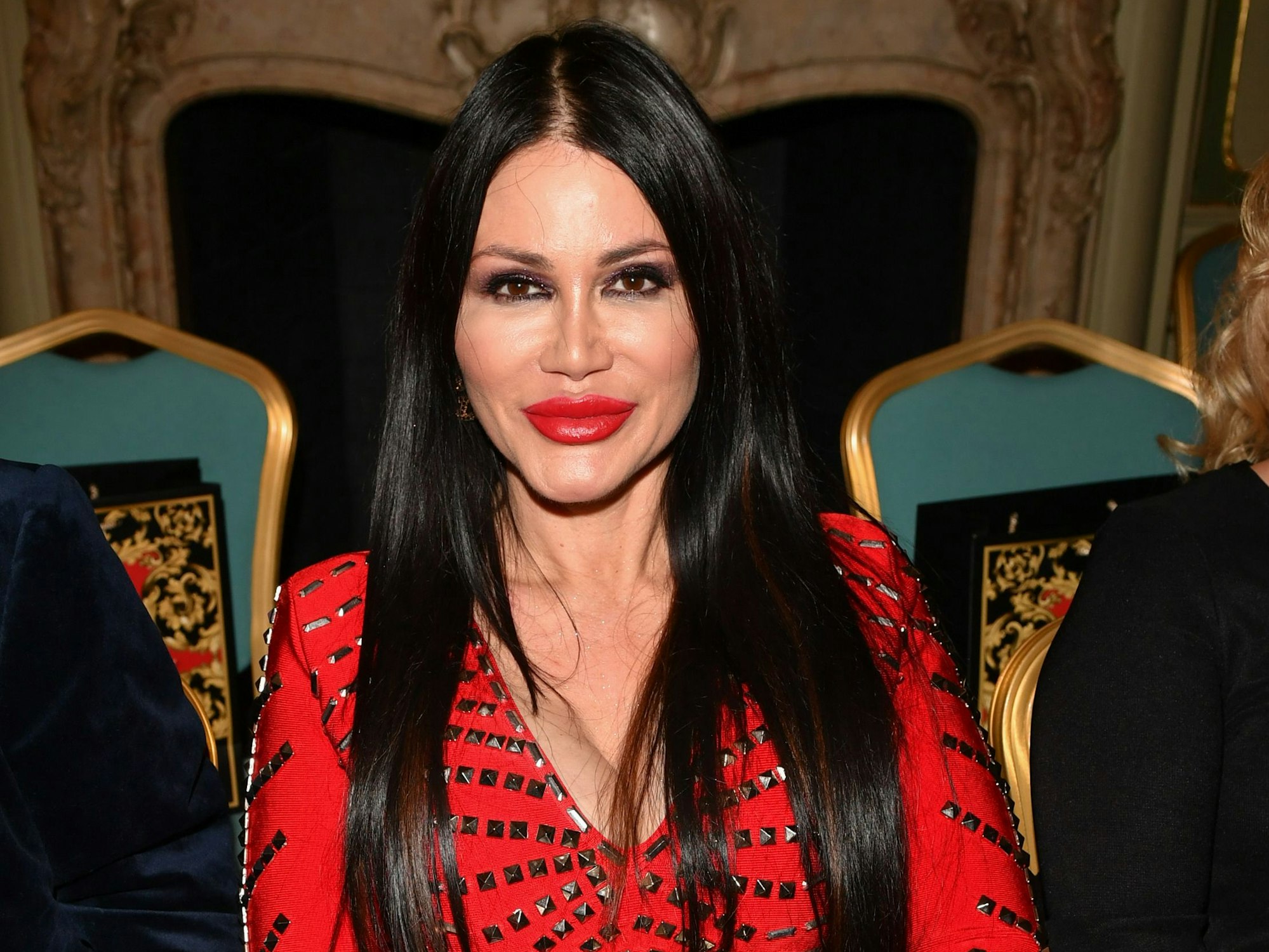 Djamila Rowe sitzt als Gast in der Couture-Show „Unadjusted Royal“ von Modedesigner Harald Glööckler im Berliner Ermelerhaus.