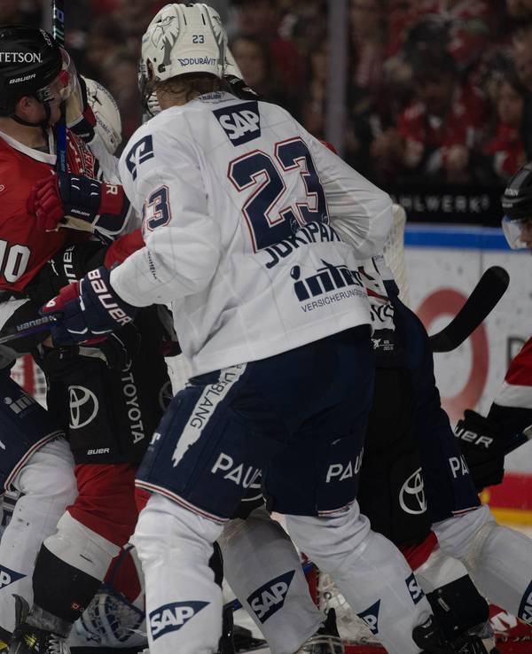 Kölner und Mannheimer Spieler kämpfen vor dem Tor um den Puck.