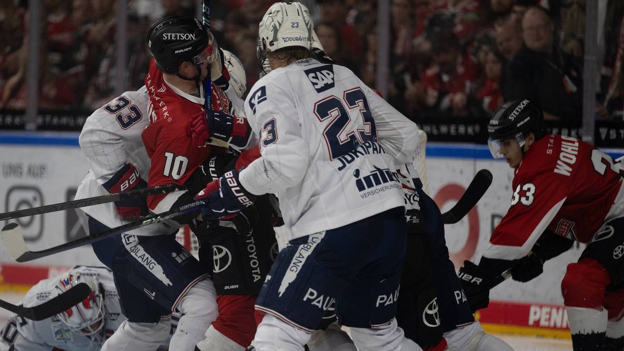 Kölner und Mannheimer Spieler kämpfen vor dem Tor um den Puck.