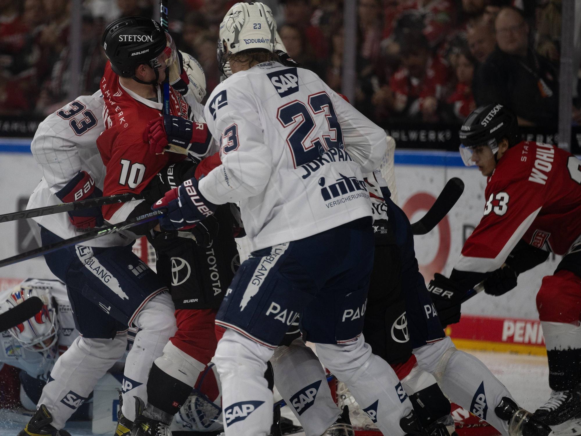 Kölner und Mannheimer Spieler kämpfen vor dem Tor um den Puck.