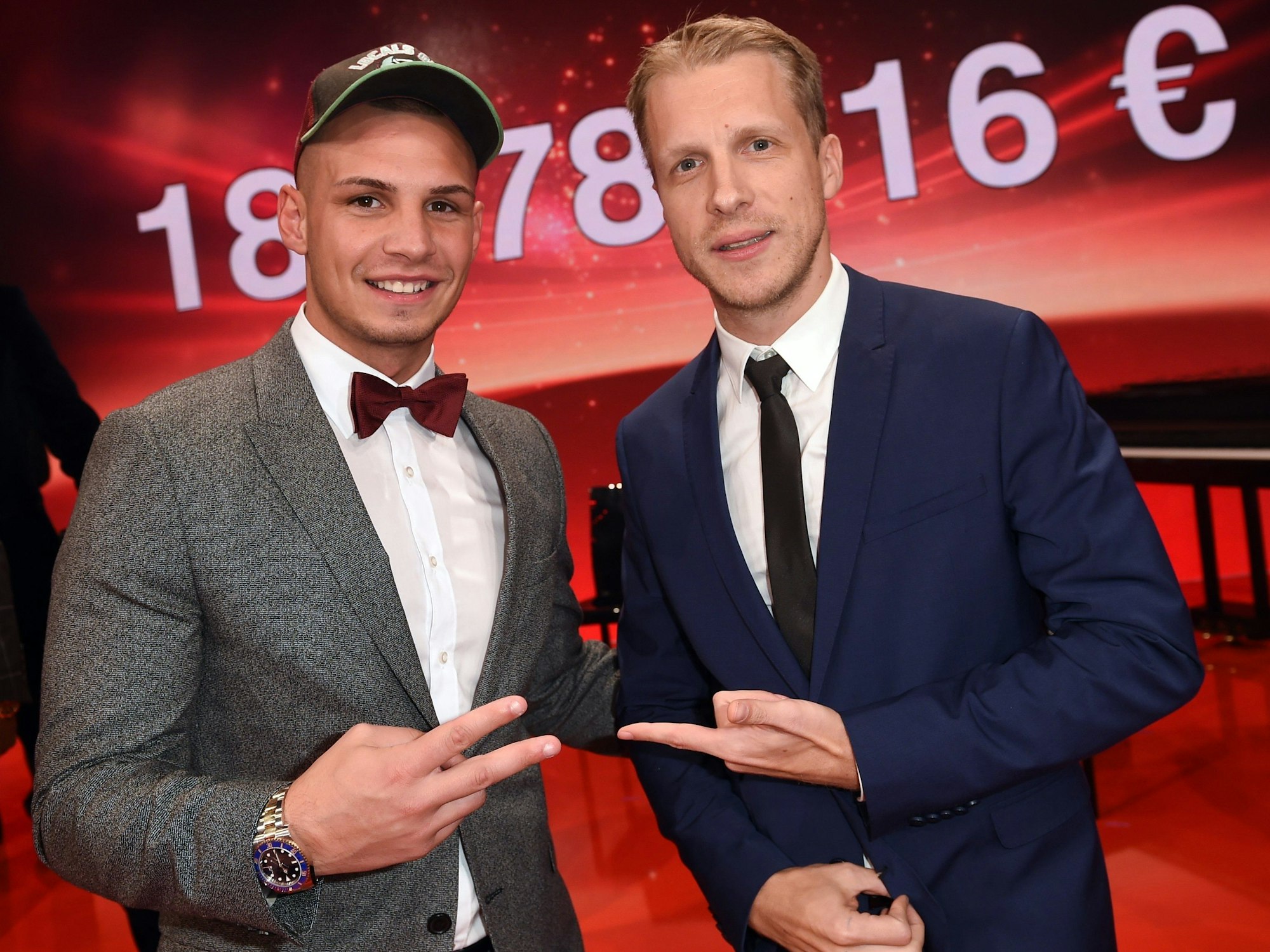 Sänger Pietro Lombardi (l) und Comedian Oliver Pocher stehen am 03.12.2016 in Berlin bei der Spendengala „Ein Herz für Kinder “auf der Bühne.
