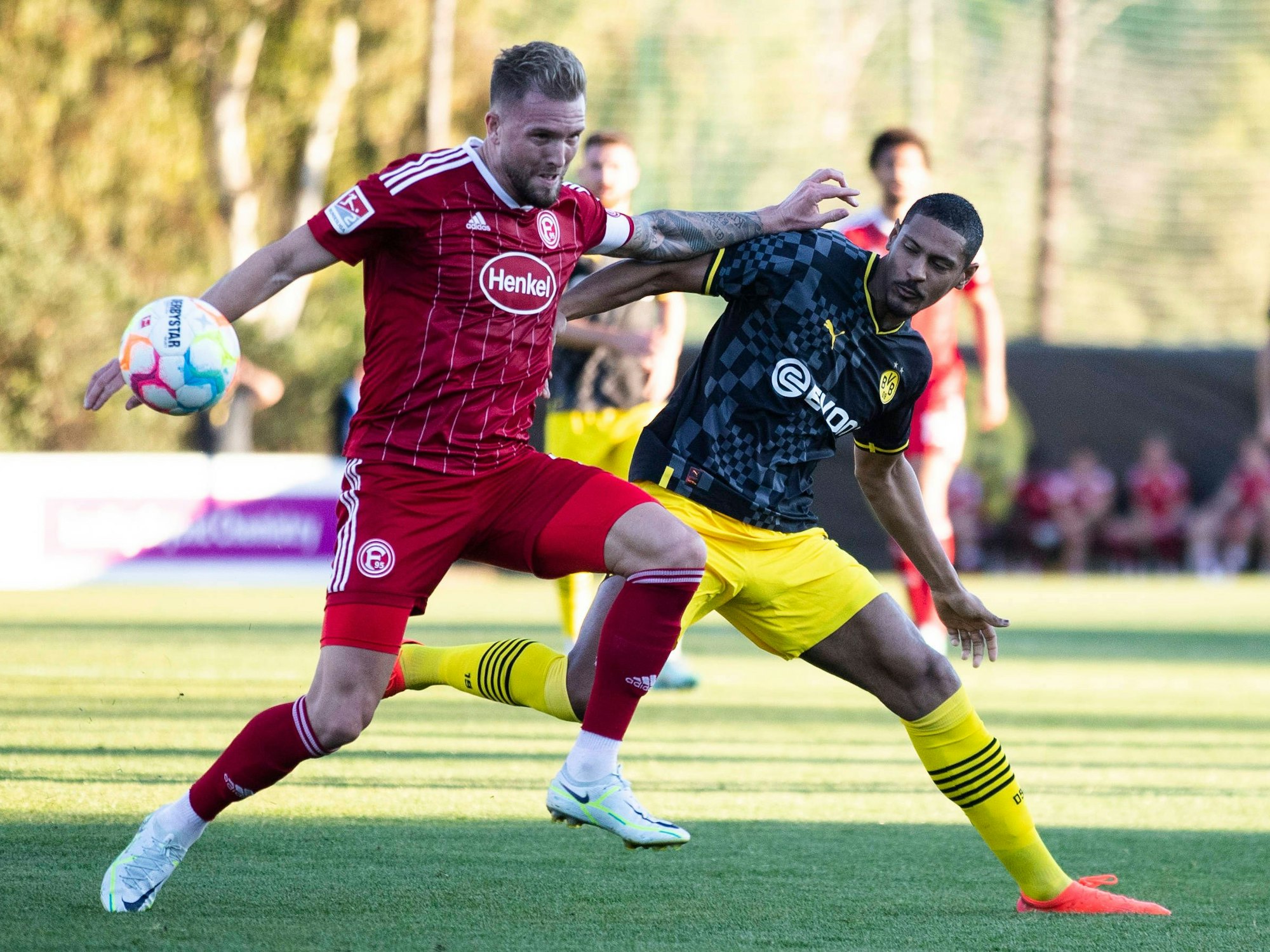 Fortuna Düsseldorfs Andre Hoffmann und Borussia Dortmund Sébastien Haller kämpfen um den Ball.