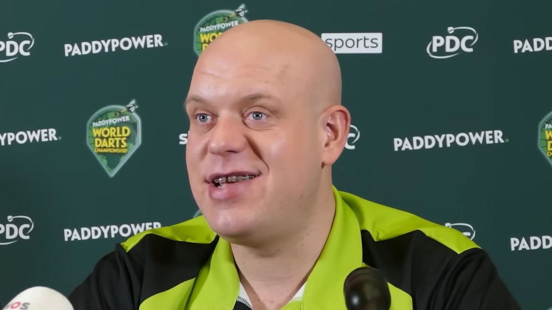Michael van Gerwen spricht auf einer Pressekonferenz.