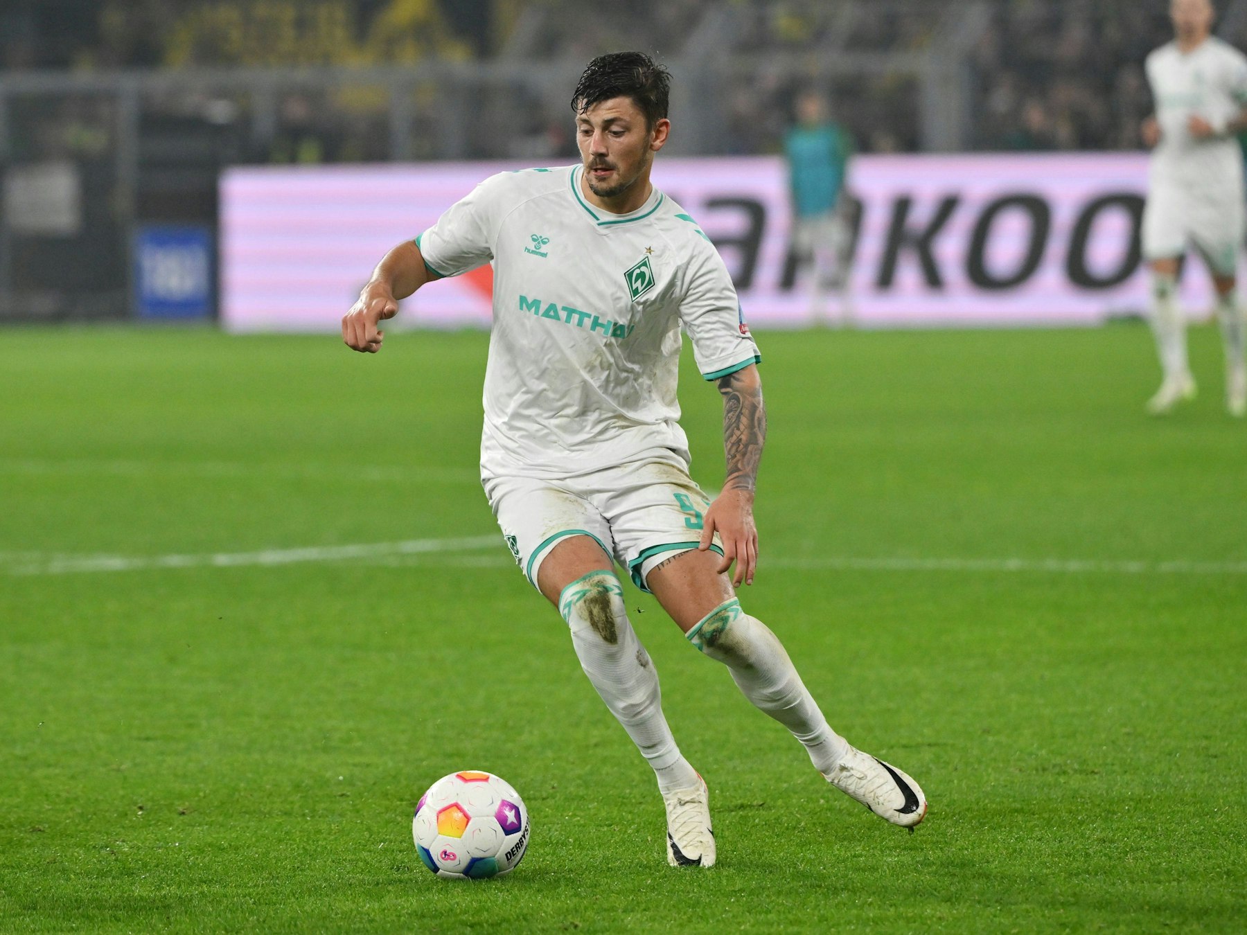 Werder Bremens Angreifer Dawid Kownacki führt den Ball im Spiel bei Borussia Dortmund.