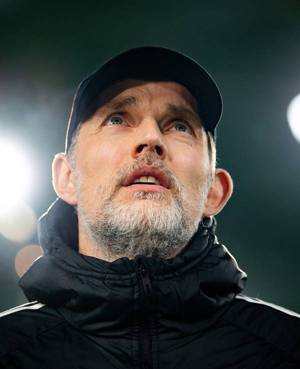 Thomas Tuchel blickt kritisch bei einem Spiel des FC Bayern nach oben.