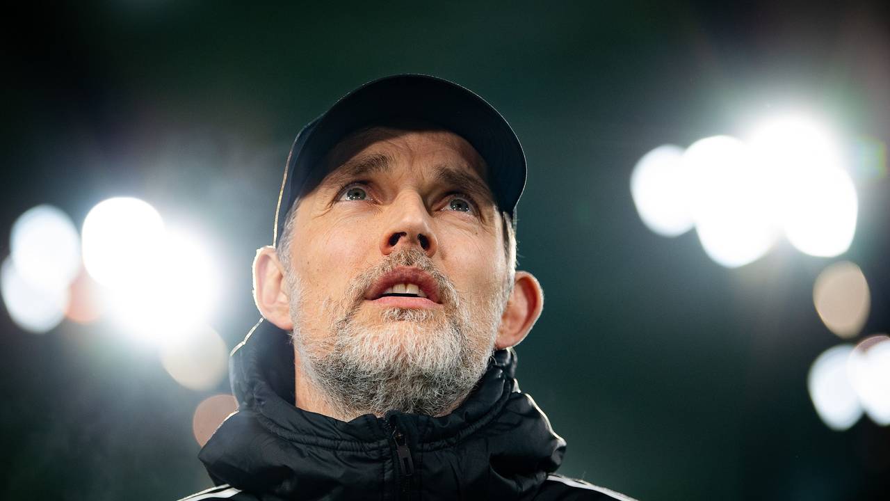 Thomas Tuchel blickt kritisch bei einem Spiel des FC Bayern nach oben.