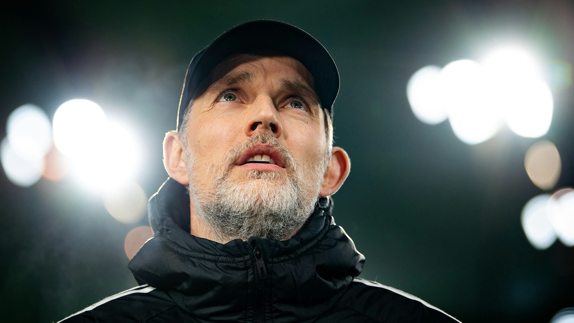 Thomas Tuchel blickt kritisch bei einem Spiel des FC Bayern nach oben.