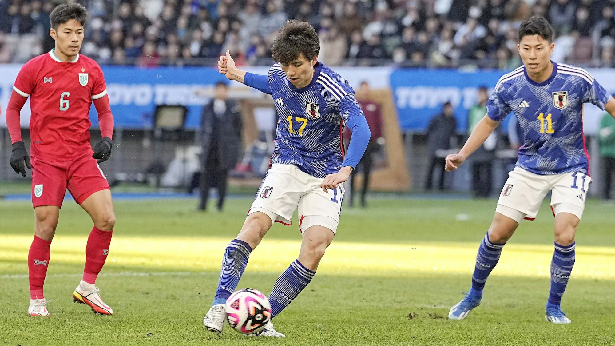 Japans Nationalspieler Ao Tanaka zieht im Testspiel gegen Thailand ab.