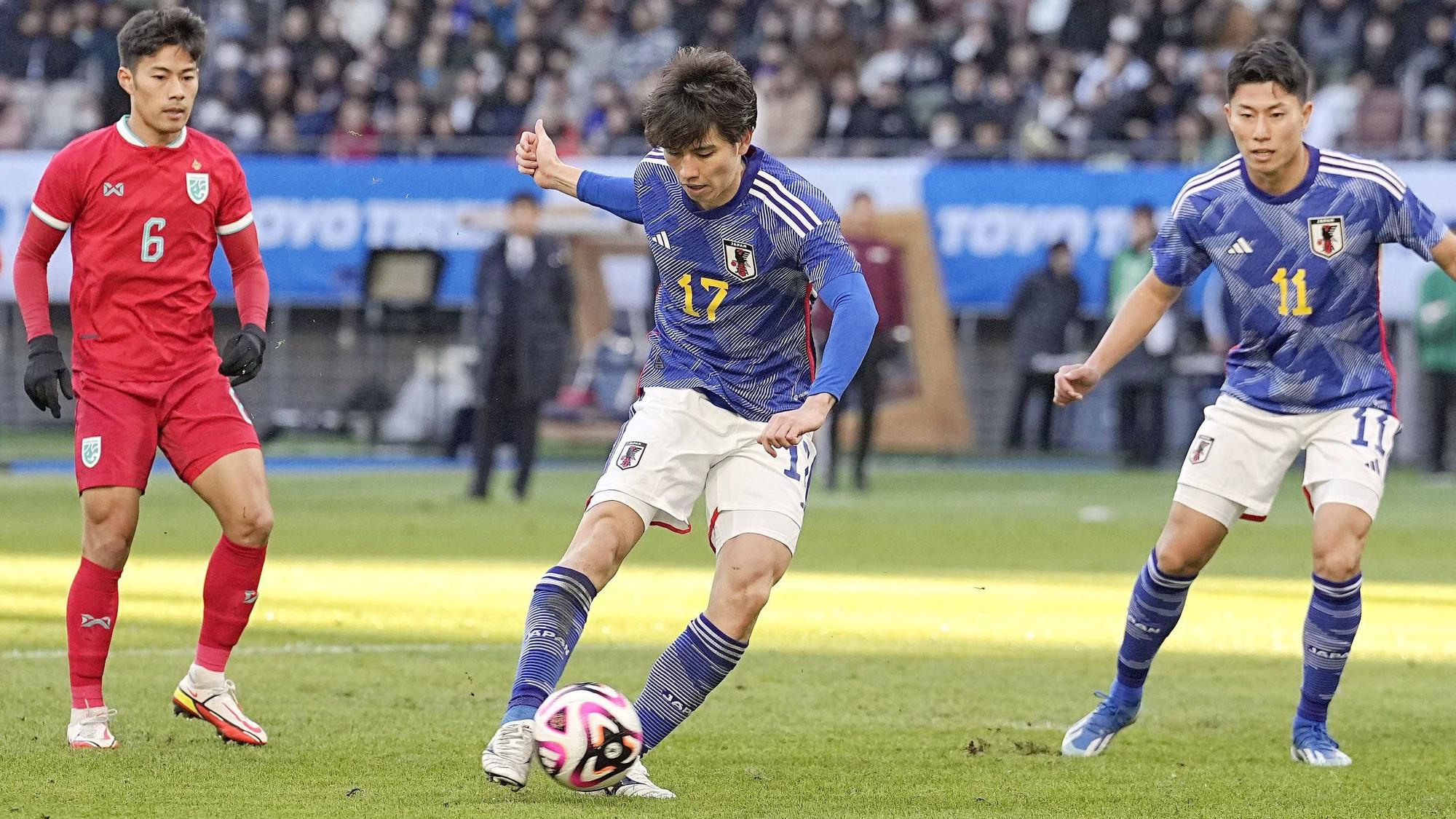Japans Nationalspieler Ao Tanaka zieht im Testspiel gegen Thailand ab.