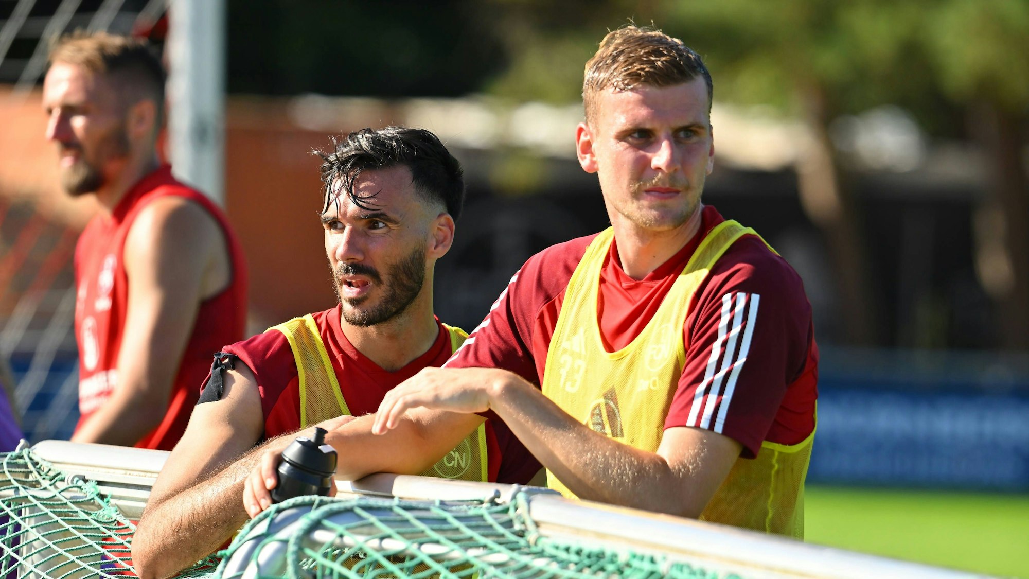 Die Nürnberg-Profis Christoph Daferner und Ivan Marquez stehen nebeneinander auf dem Trainingsplatz.