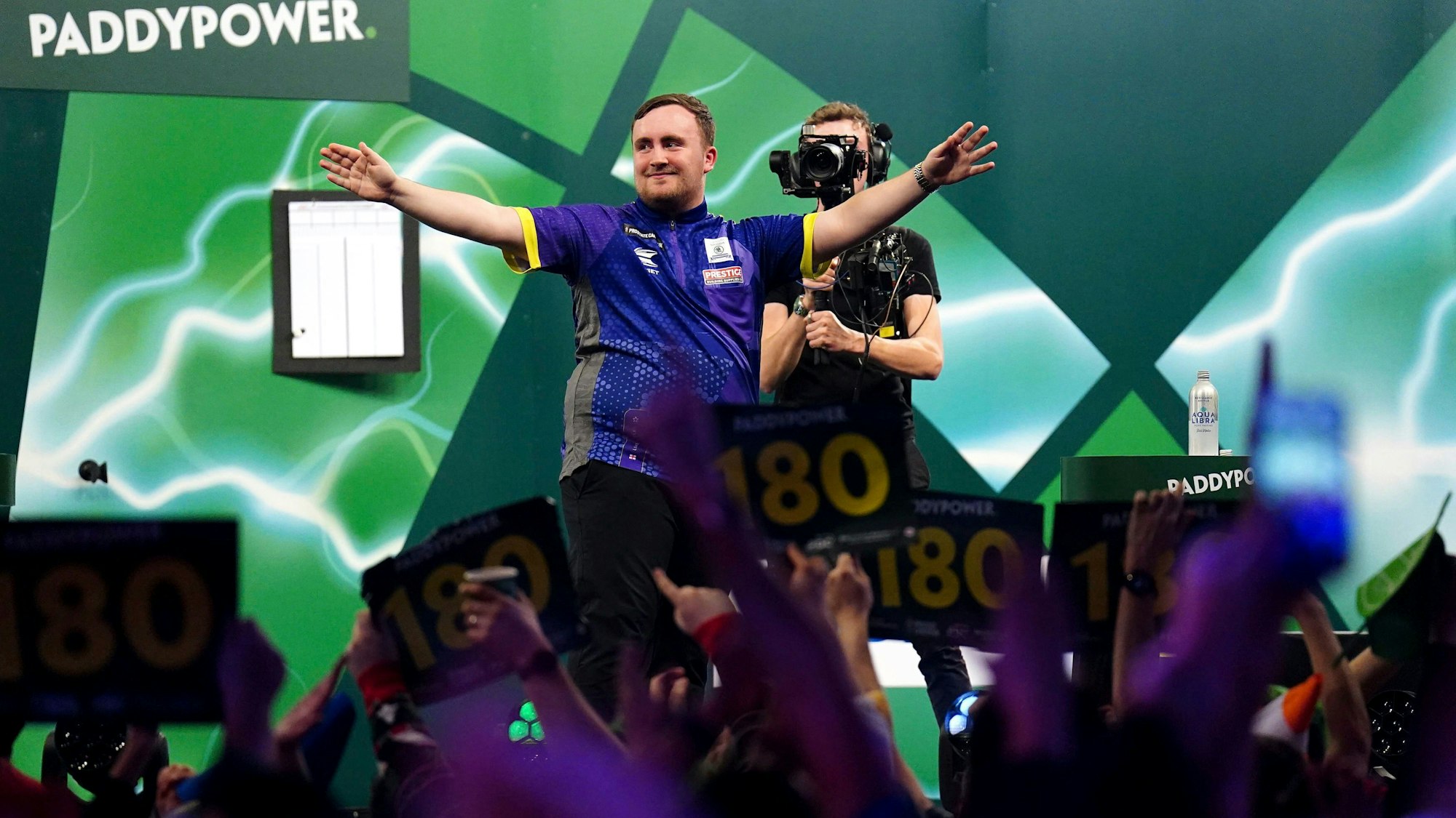 Luke Littler jubelt mit den Fans bei der Darts-WM