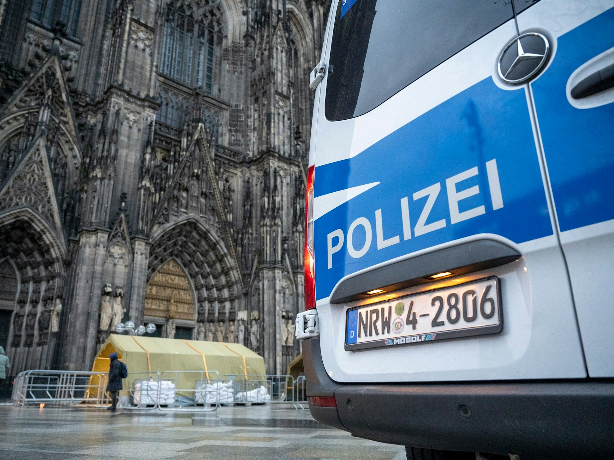 Wegen eines befürchteten Anschlags bewacht die Polizei den Dom.