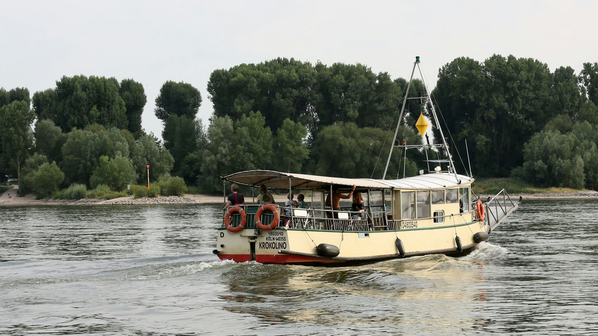 Die kleine Fähre Krokolino setzt auf dem Rhein über.