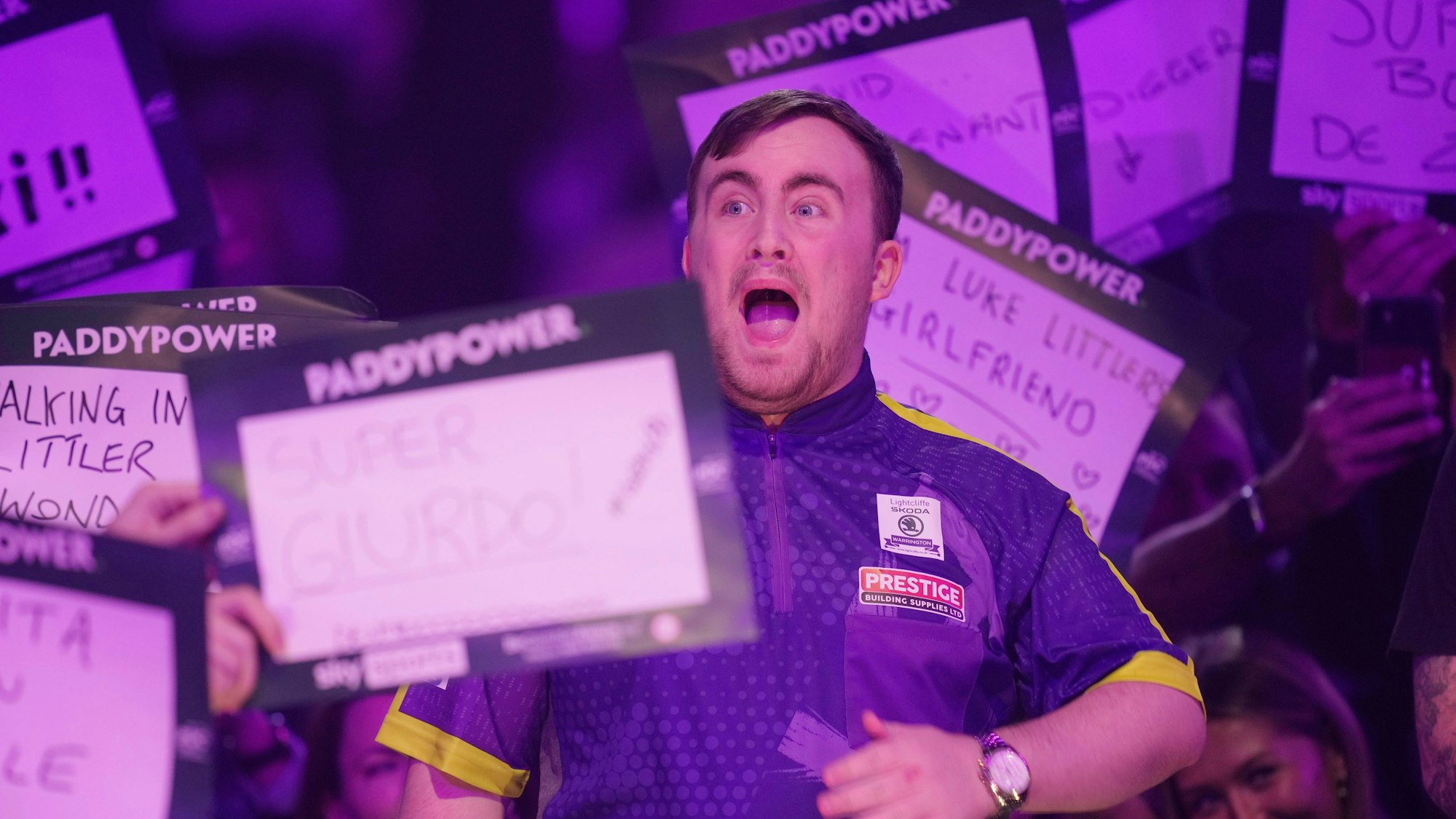 Luke Littler bei seinem Walk-on vor dem WM-Viertelfinale gegen Brendan Dolan.